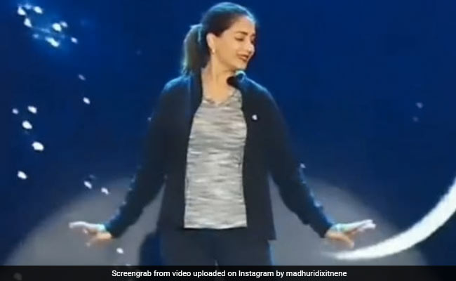 माधुरी दीक्षित 'जब प्यार किया तो डरना क्या' सॉन्ग यूं प्रैक्टिस करती आईं नजर, एक्ट्रेस ने शेयर किया थ्रोबैक वीडियो