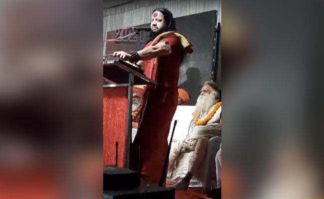 महात्मा गांधी और इस्लाम के खिलाफ टिप्पणी करने पर हिंदू धार्मिक नेता के खिलाफ मामला दर्ज