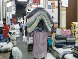 नए साल में लगेगा महंगाई का 'झटका'!, फुटवियर-रेडीमेड गारमेंट्स पर GST बढ़ाने का हो रहा विरोध नए साल में लगेगा महंगाई का 'झटका'!, फुटवियर-रेडीमेड गारमेंट्स पर GST बढ़ाने का हो रहा विरोध