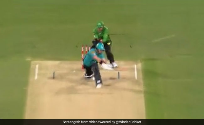 इंग्लिश बैटर ने जमाया उलटे हाथ से अनोखा छक्का, लोग बोले- 'शॉट ऑफ द ईयर', देखें Video