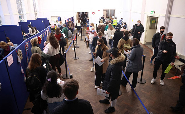 UK Sees Highest Ever Daily Covid Cases Amid Omicron Spread