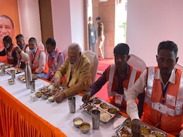 Kashi Vishwanath Dham: PM ने मंदिर में काम करने वालों पर बरसाए फूल, फिर उनके साथ किया भोजन; देखें VIDEO Kashi Vishwanath Dham: PM ने मंदिर में काम करने वालों पर बरसाए फूल, फिर उनके साथ किया भोजन; देखें VIDEO