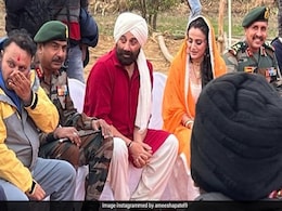 Gadar 2: फिर लौट रही है तारा सिंह और सकीना की जोड़ी, फिल्म के सेट की तस्वीर वायरल Gadar 2: फिर लौट रही है तारा सिंह और सकीना की जोड़ी, फिल्म के सेट की तस्वीर वायरल