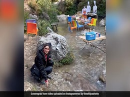 शिल्पा शेट्टी ने बच्चों के साथ मसूरी में यूं मनाई पिकनिक, झरने के बीचोंबीच शेफ बनाते दिखे खाना, देखें Video शिल्पा शेट्टी ने बच्चों के साथ मसूरी में यूं मनाई पिकनिक, झरने के बीचोंबीच शेफ बनाते दिखे खाना, देखें Video