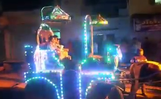 <i>Band, Baaja</i> And Dance: Tea Stall Owner Celebrates Daughter's First Smartphone