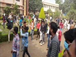 मध्यप्रदेश में भगवा संगठन के लोगों ने स्कूल पर की पत्थरबाजी, अंदर परीक्षा दे रहे थे छात्र मध्यप्रदेश में भगवा संगठन के लोगों ने स्कूल पर की पत्थरबाजी, अंदर परीक्षा दे रहे थे छात्र