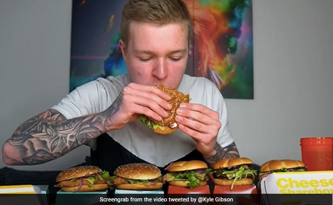 चंद मिनट में खाया इतना खाना कि देखते रह गए लोग, वीडियो देख चकरा जाएगा किसी का भी सिर