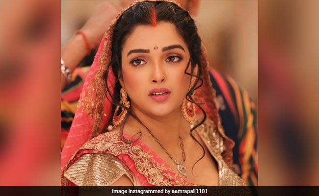 आम्रपाली दुबे ने बादशाह के गाने पर जमकर किया डांस, सेट पर बनाया वीडियो सोशल मीडिया पर किया पोस्ट