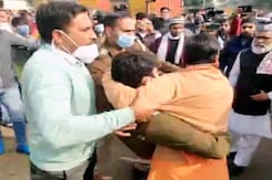 Namaz Disrupted In Gurgaon Again, Protesters Shout Slogans, 6 Detained Namaz Disrupted In Gurgaon Again, Protesters Shout Slogans, 6 Detained