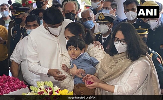 General Bipin Rawat's Daughters Pay Last Respects To Their Parents - Vimarsana News