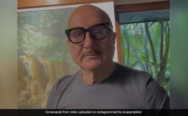 अनिल कपूर ने अनुपम खेर को गिफ्ट किया मंहगा चश्मा, फिर बोल दी ऐसी तीखी बात की एक्टर बोले- क्या बकवास कर रहे हो...