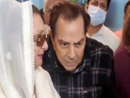 दिलीप कुमार के 99वें बर्थडे पर इमोशनल हुईं सायरा बानो, लगीं रोने तो धर्मेंद्र ने यूं संभाला- देखें Video दिलीप कुमार के 99वें बर्थडे पर इमोशनल हुईं सायरा बानो, लगीं रोने तो धर्मेंद्र ने यूं संभाला- देखें Video