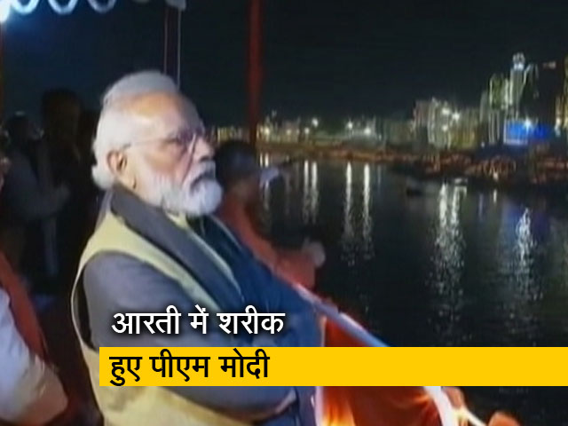 क्रूज में बैठकर गंगा आरती में शरीक हुए पीएम मोदी, कई बीजेपी नेता रहे मौजूद