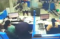 Caught On Camera: Robbery At SBI Bank In Mumbai, One Employee Dead Caught On Camera: Robbery At SBI Bank In Mumbai, One Employee Dead