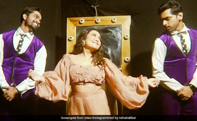 हवा में उड़ा नेहा कक्कड़ का दुप्ट्टा, तो कुछ यूं झूमकर नाची प्लेबैक सिंगर