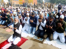 गुरुग्राम में बजरंग दल के सदस्यों ने मुस्लिमों को खुले स्थान पर नहीं पढ़ने दी नमाज गुरुग्राम में बजरंग दल के सदस्यों ने मुस्लिमों को खुले स्थान पर नहीं पढ़ने दी नमाज