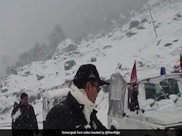 देखें VIDEO: जब भारी बर्फबारी में फंसी किरेन रिजिजू की कार, केंद्रीय मंत्री ने नीचे उतरकर खुद लगाया धक्का देखें VIDEO: जब भारी बर्फबारी में फंसी किरेन रिजिजू की कार, केंद्रीय मंत्री ने नीचे उतरकर खुद लगाया धक्का