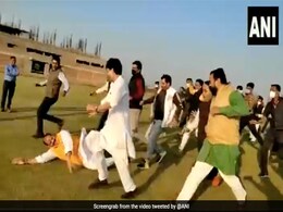 ज्योतिरादित्य सिंधिया के साथ दौड़ लगा रहे थे पार्टी कार्यकर्ता, तभी एक का फिसला पैर तो गिरे धड़ाम - देखें Viral Video ज्योतिरादित्य सिंधिया के साथ दौड़ लगा रहे थे पार्टी कार्यकर्ता, तभी एक का फिसला पैर तो गिरे धड़ाम - देखें Viral Video