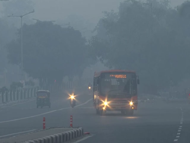दिल्ली में बढ़ रहा सर्दी का कहर, वायु गुणवत्ता अभी भी ‘बहुत खराब’ की श्रेणी में