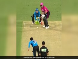 राशिद खान ने पिच पर नचाई गेंद, बल्लेबाज के उड़े होश, अंपायर के फैसले को देखे बिना भागा पवेलियन- Video राशिद खान ने पिच पर नचाई गेंद, बल्लेबाज के उड़े होश, अंपायर के फैसले को देखे बिना भागा पवेलियन- Video