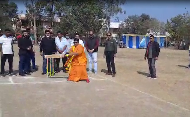 देखें VIDEO : बास्केटबॉल, गरबा डांस के बाद अब क्रिकेट खेलती दिखीं BJP सांसद प्रज्ञा ठाकुर