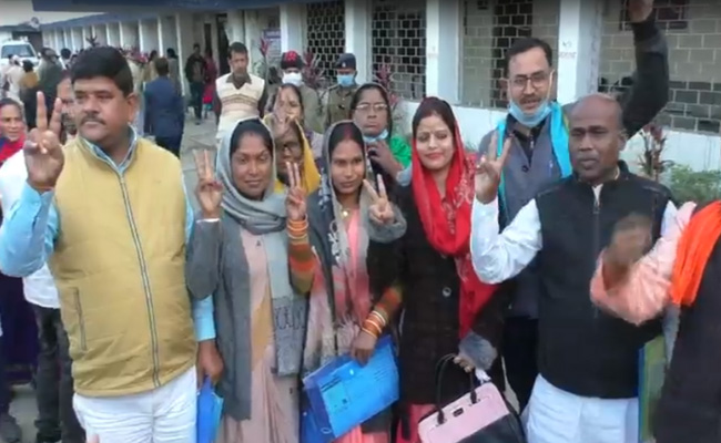 बिहार : कटिहार में जिला परिषद चुनाव में नतीजे आने के बाद जमकर हुई हर्ष फायरिंग