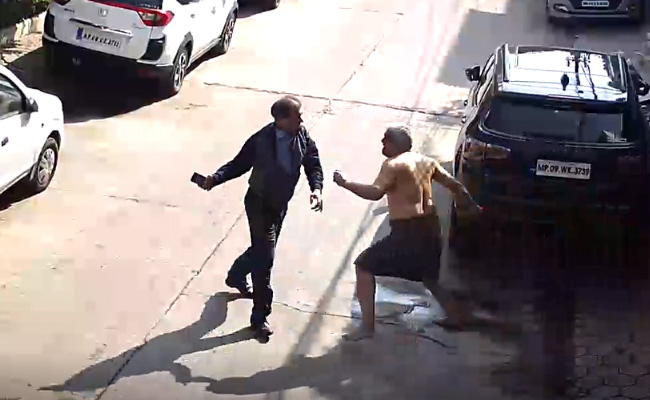 कार पर पड़ी धूल तो पड़ोसी से उलझ गए DSP, अर्धनग्न हाल में ही गाली-गलौज कर बीच सड़क करने लगे मारपीट