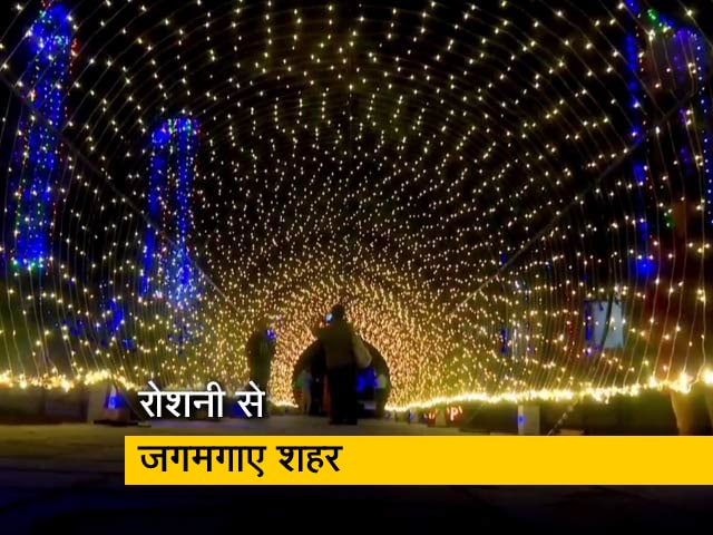 क्रिसमस और नए साल के जश्‍न से पहले रोशनी से जगमगाए शहर