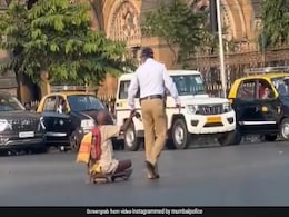 पुलिसवाले ने दिव्यांग शख्स को हाथ पकड़कर पार कराई सड़क, लोग बोले- असली हीरो को सलाम - देखें Video पुलिसवाले ने दिव्यांग शख्स को हाथ पकड़कर पार कराई सड़क, लोग बोले- असली हीरो को सलाम - देखें Video