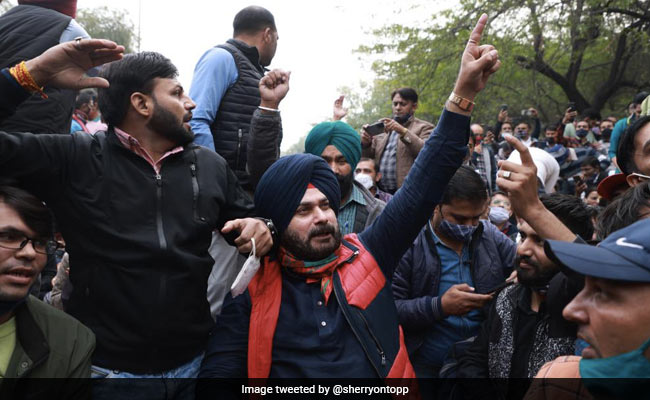 In Tit-For-Tat Move, Navjot Sidhu Protests Outside Arvind Kejriwal's Home
