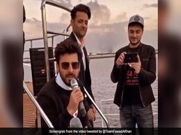 Fawad Khan Video: फवाद खान का वीडियो हुआ वायरल, यॉट पर झूमकर गाते नजर आए 'दिलबर मेरे' सॉन्ग Fawad Khan Video: फवाद खान का वीडियो हुआ वायरल, यॉट पर झूमकर गाते नजर आए 'दिलबर मेरे' सॉन्ग