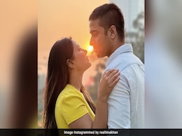 हिना खान ने शाहीर शेख के साथ शेयर कीं रोमांटिक तस्वीरें, केमिस्ट्री देख फैन्स बोले- जोड़ी हो तो ऐसी हिना खान ने शाहीर शेख के साथ शेयर कीं रोमांटिक तस्वीरें, केमिस्ट्री देख फैन्स बोले- जोड़ी हो तो ऐसी