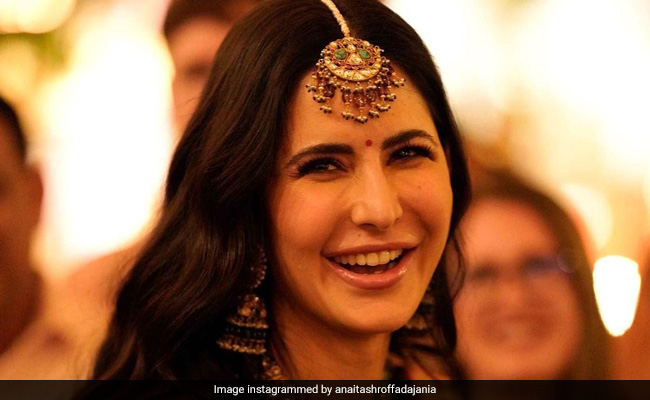 मेहंदी लगवा रहीं कैटरीना की गोद में यूं लेटे नजर आए विक्की कौशल, देखें सेरेमनी की अनदेखी Photos