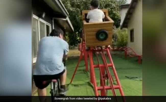 शख्स ने किया गजब जुगाड़, साइकिल के साथ जोड़कर बनाया झूला, जिसमें फिटनेस और मज़ा दोनों मिलेगा एकसाथ - देखें Video