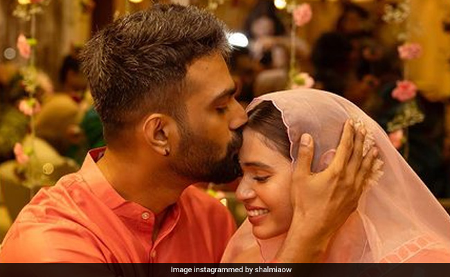 Singer Shalmali Kholgade Marries Farhan Shaikh In Her Living Room. See Pics