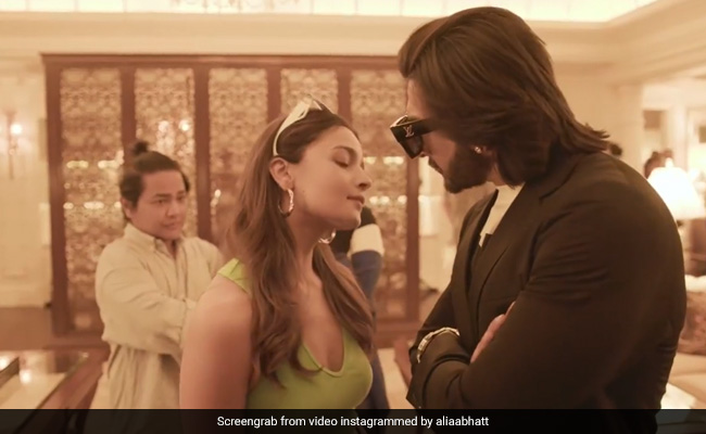 An Iconic '<i>K3G</i>' Scene, Recreated By Alia, Ranveer And Ibrahim Ali Khan
