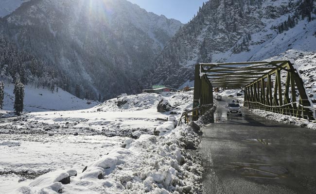 Cold Wave Intensifies In Kashmir As Temperatures Drop Below Zero