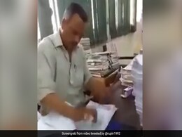 सरकारी कर्मचारी मशीन की तरह तेज स्पीड में काम रहा था, Video देख IPS ने कही ये मज़ेदार बात सरकारी कर्मचारी मशीन की तरह तेज स्पीड में काम रहा था, Video देख IPS ने कही ये मज़ेदार बात