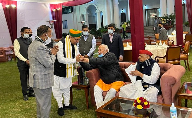RSS प्रमुख से मुलायम की मुलाकात पर भड़की कांग्रेस, फोटो पोस्ट कर सपा ने दी शिष्टाचार की सीख