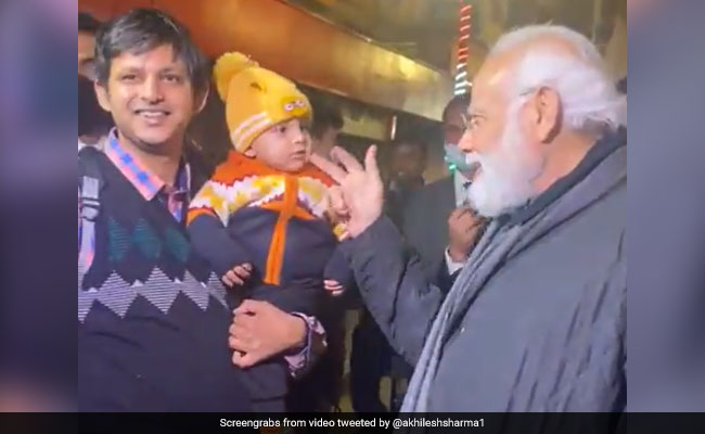 VIDEO: 'रात को सोते नहीं?', काशी में आधी रात बीच सड़क PM मोदी ने प्यार कर दूधमुंहे बच्चे से पूछा