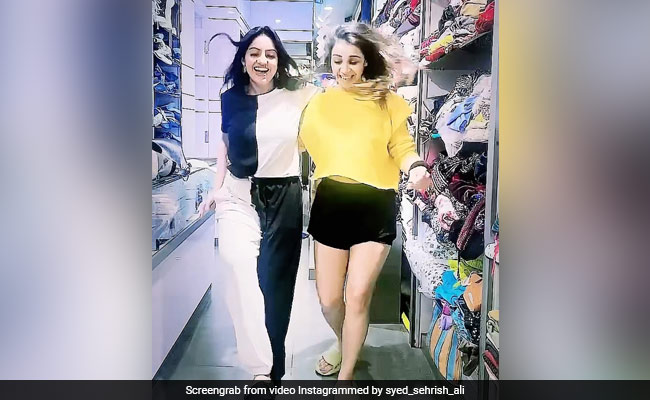 दुकान में कपड़े खरीद रहीं दीपिका सिंह तेलुगु गाना सुन अचानक दोस्त संग करने लगी डांस, वायरल हुआ Video