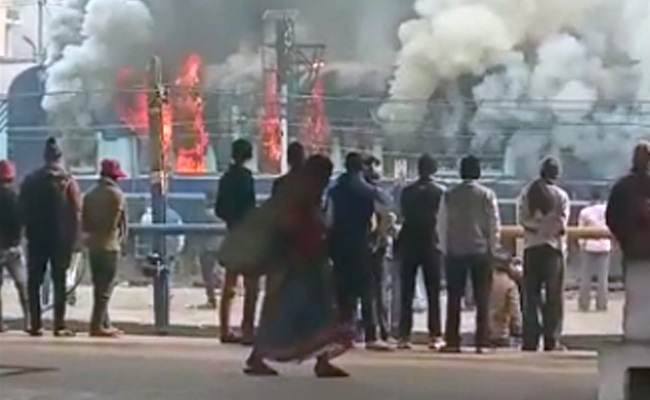 बिहार के गया जंक्‍शन के प्‍लेटफॉर्म में खड़ी ट्रेन की बोगी में लगी आग...