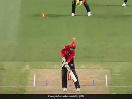 अजब अंदाज में बल्लेबाज हुआ बोल्ड, आउट होने पर देखने लगा गेंदबाज को, देखें Video अजब अंदाज में बल्लेबाज हुआ बोल्ड, आउट होने पर देखने लगा गेंदबाज को, देखें Video