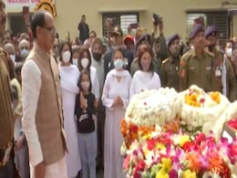 ग्रुप कैप्टन वरुण सिंह को अश्रुपूर्ण विदाई, चॉपर क्रैश में घायल होने के एक हफ्ते बाद हुआ था निधन ग्रुप कैप्टन वरुण सिंह को अश्रुपूर्ण विदाई, चॉपर क्रैश में घायल होने के एक हफ्ते बाद हुआ था निधन