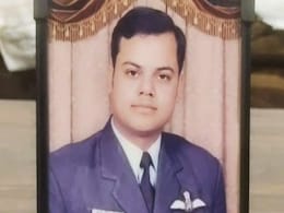 हेलीकॉप्टर हादसे के शहीद विंग कमांडर पृथ्वी सिंह चौहान की अस्थियां गंगा में विसर्जित हेलीकॉप्टर हादसे के शहीद विंग कमांडर पृथ्वी सिंह चौहान की अस्थियां गंगा में विसर्जित