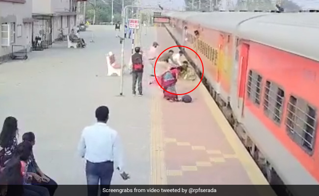 Watch: रेलवे के बहादुर अधिकारी ने महिला को ट्रेन की चपेट में आने से बचाया, CCTV में कैद हुआ वाकया 