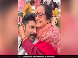 अनुपम खेर की भतीजी की शादी में दुलारी ने खोली पोते सिकंदर खेर की पोल, देखें मजेदार वीडियो अनुपम खेर की भतीजी की शादी में दुलारी ने खोली पोते सिकंदर खेर की पोल, देखें मजेदार वीडियो