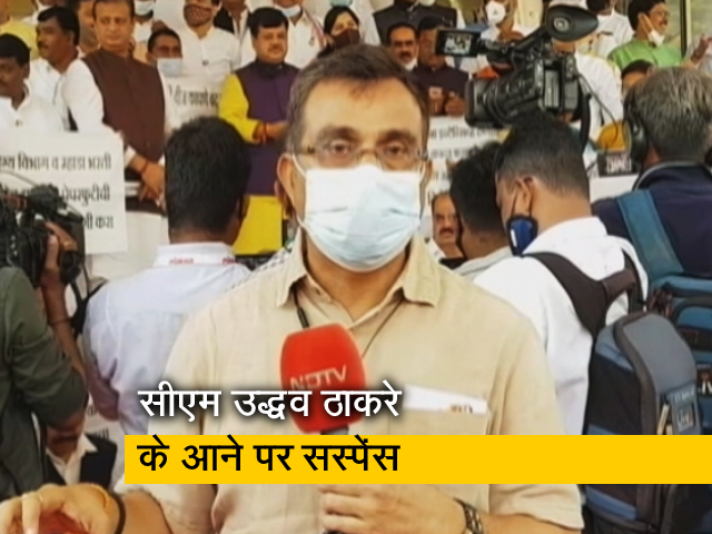 महाराष्ट्र विधानसभा में विपक्ष का हंगामा, BJP विधायकों ने विधानसभा की सीढ़ियों पर की नारेबाजी