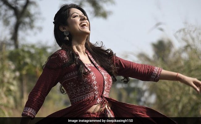 दीपिका सिंह ने खेत में खड़े हो 'चांद वाला मुखड़ा' गाने पर किया जोरदार डांस, वीडियो देख फैंस के यूं आए कमेंट