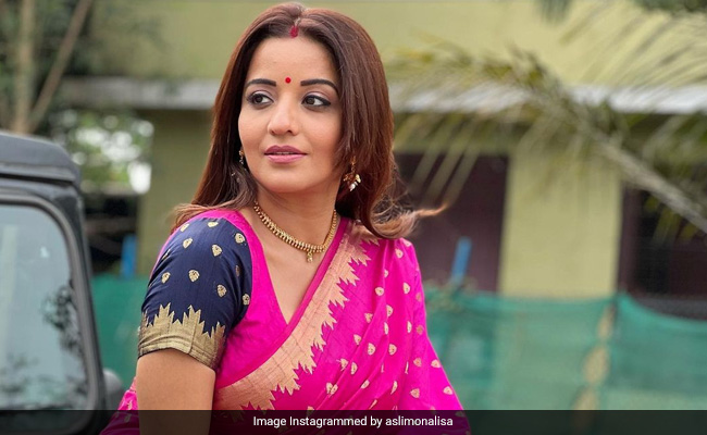 गाड़ी के बोनट पर चढ़कर मोनालिसा ने करवाया ग्लैमरस फोटोशूट, फैन्स ने यूं दिए रिएक्शन